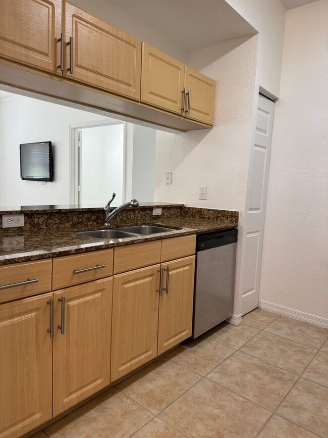 Building Photo - Broadway Promenade annual unfurnished 2/2 ...