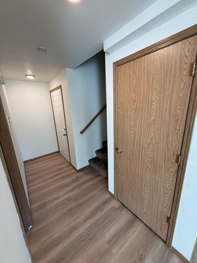 Building Photo - 3 bedroom 2.5 bathroom duplex with large f...