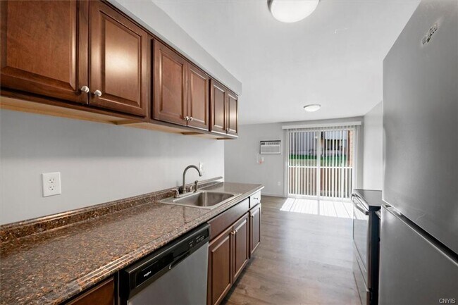 Foto del edificio - 556 Village Blvd N