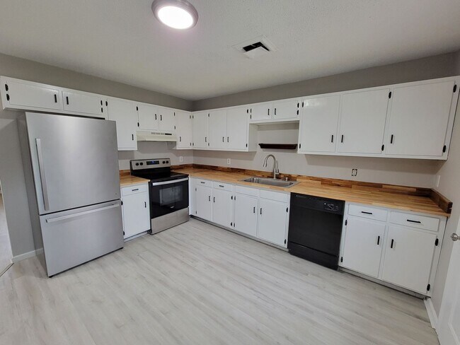 Foto del edificio - Recently Updated 2 Bedroom Home in Cleveland!