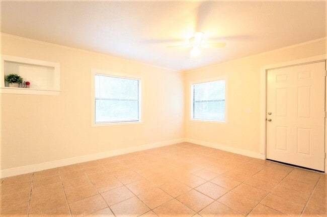 Building Photo - 205 Columbia Dr