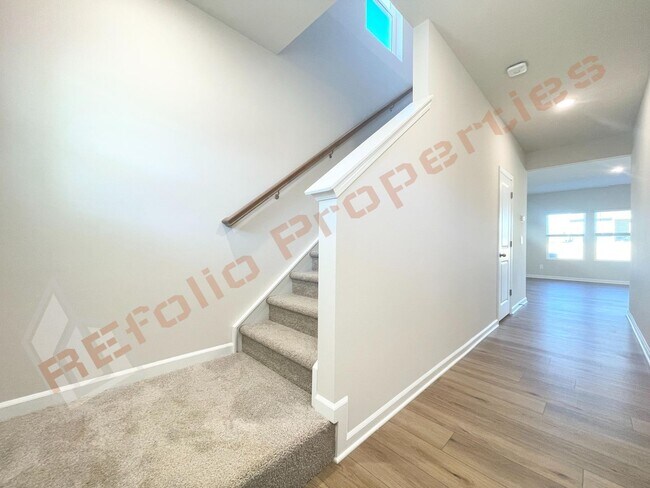 Foto del edificio - Brand new 4 Bedroom, 3 Bathroom, Spacious Loft, Attached 2 Car Garage and Backyard in Oak Manor, ...