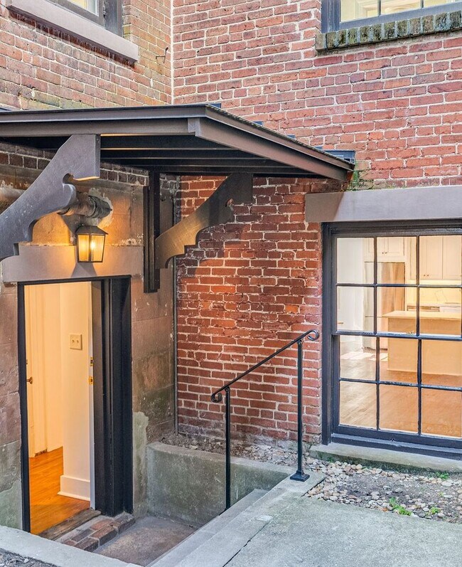 Foto del edificio - Renovated 2 Bedroom Carriage house off Lafayette Square