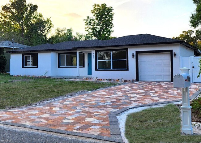 Building Photo - 3 br, 1 bath House - 909 i W Country Club ...