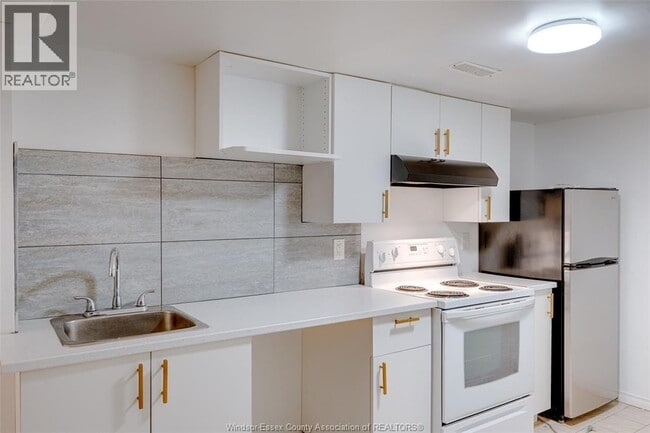 Building Photo - 1627 Marentette Ave