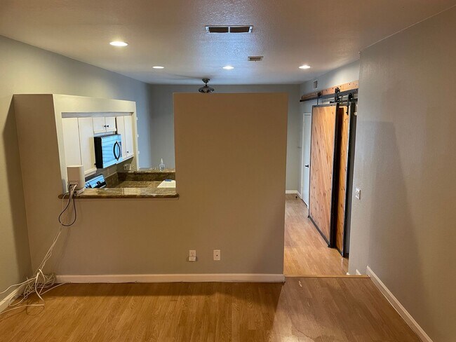 Building Photo - Two Bedroom 1.5 Bath Townhome unit in Standford Park HOA