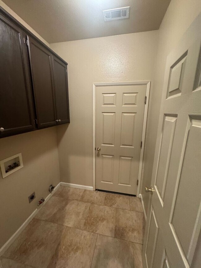 Foto del edificio - Charming 3-Bedroom Home for Rent in Merced...