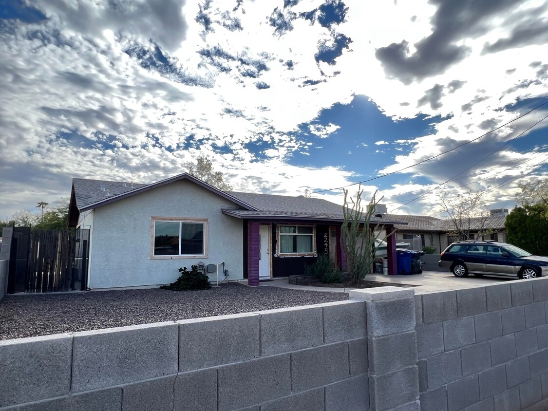 Welcome Home - 2245 E Victory Dr