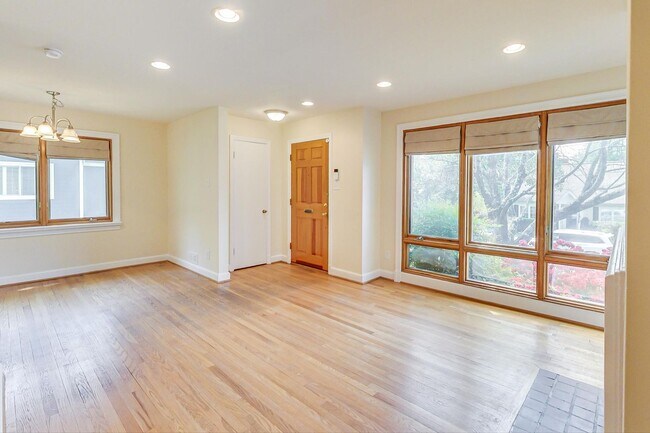 Building Photo - Classic Spacious 4 bedroom 3 level - Cape ...