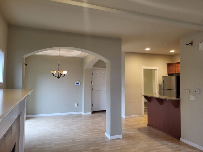 Foto del edificio - Beautiful 3 Bed 2.5 Bath 3 story home in South Hill Puyallup