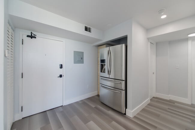 Foto del edificio - 1800 W 24th St