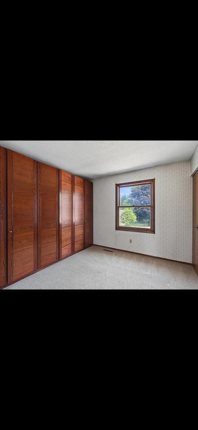 Building Photo - 1772 Eldridge Ave W