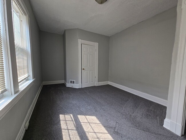 Building Photo - Convenient to Downtown and UC!