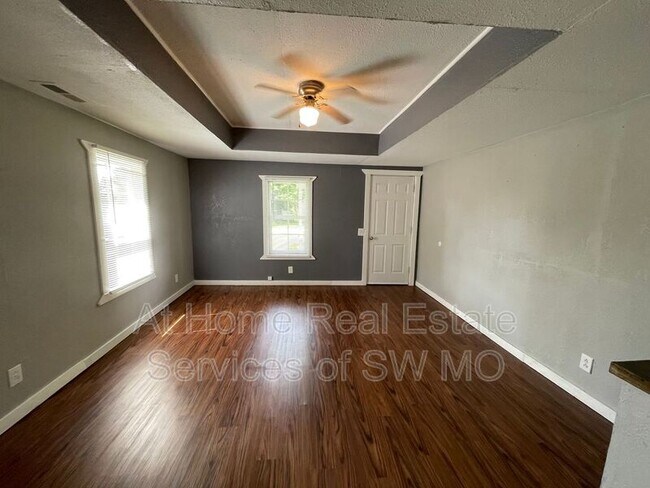 Foto del edificio - 522 W McHenry Ave