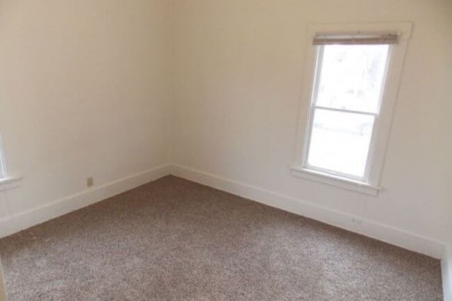 Foto del edificio - 245 Burlington Ave