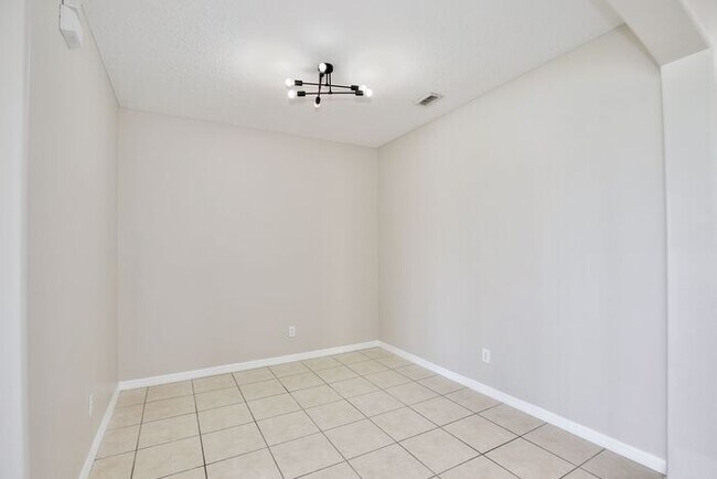 Foto del edificio - Gorgeous 4/2.5 Home with a 2 Car Garage Lo...