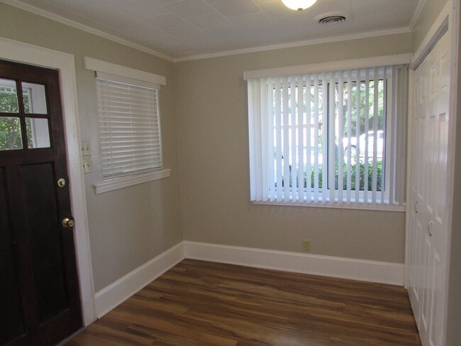 Building Photo - Spacious 2 Bed/1 Bath Duplex - Updated - Fireplace - Covered Side Porch - Water/Sewer/Trash Included