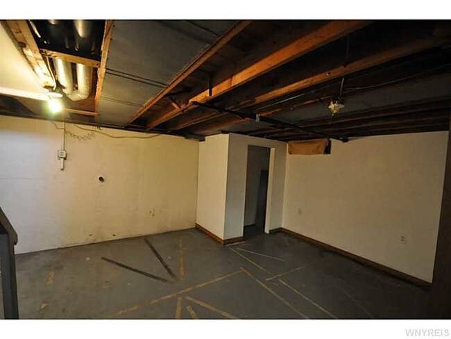 Building Photo - 512 Cayuga Rd
