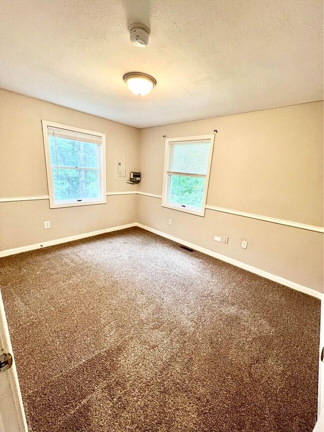 Building Photo - 4 Stratton Ln