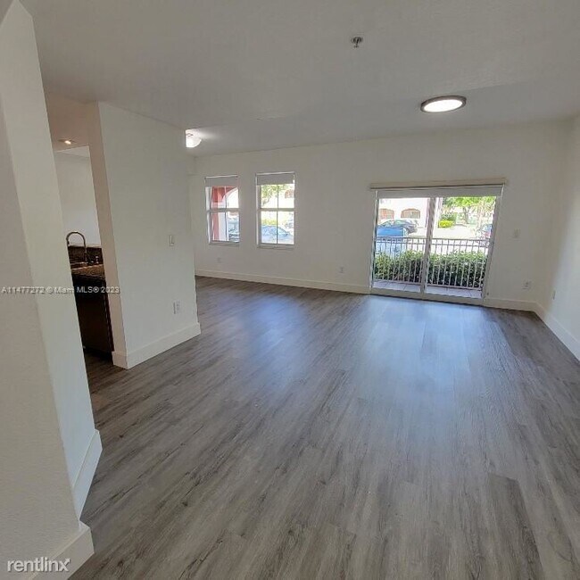 Foto del edificio - 3 br, 2 bath Condo - 11102 NW 83rd St Apt 110