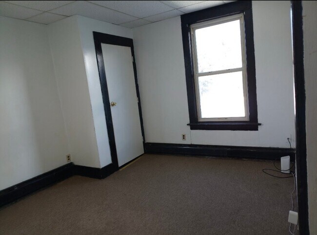 Building Photo - 109 Railroad St