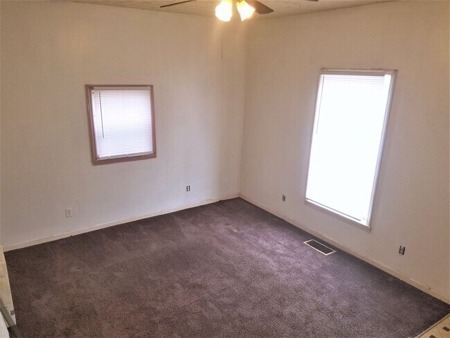 Building Photo - Spacious 3 bedroom home on Indy's west side!