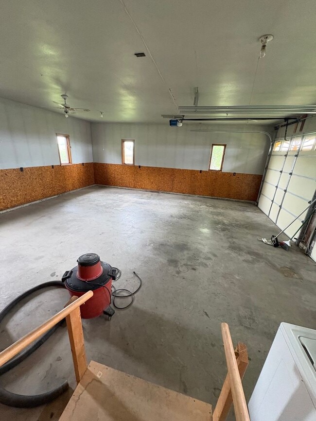 Building Photo - 2 bedroom 1 bath ranch style home