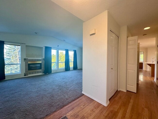 Foto del edificio - Charming Duplex 3 Bed 2 Bath w/ Double Car...