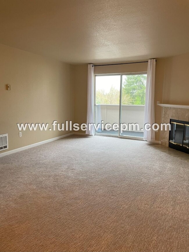 Building Photo - Great Find!!Spacious, condo w/ master