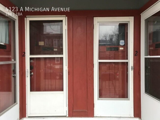 Building Photo - Charming 1 Bedroom with Hardwood Floors