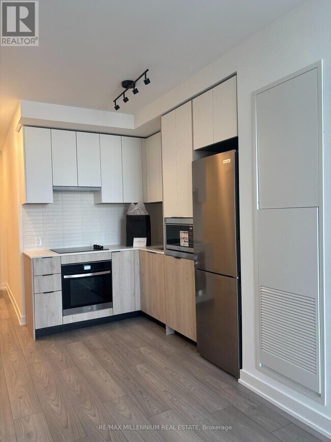 Building Photo - 1007 The Queensway