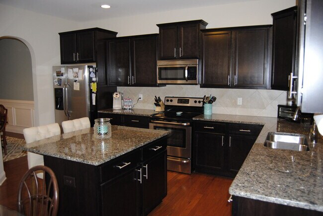 Foto del edificio - Spacious 4-Bedroom Home with Loft, New Carpet & Private Cul-de-Sac Location
