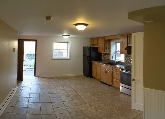 Building Photo - 2 bedroom 1 bath basement apartment with w...