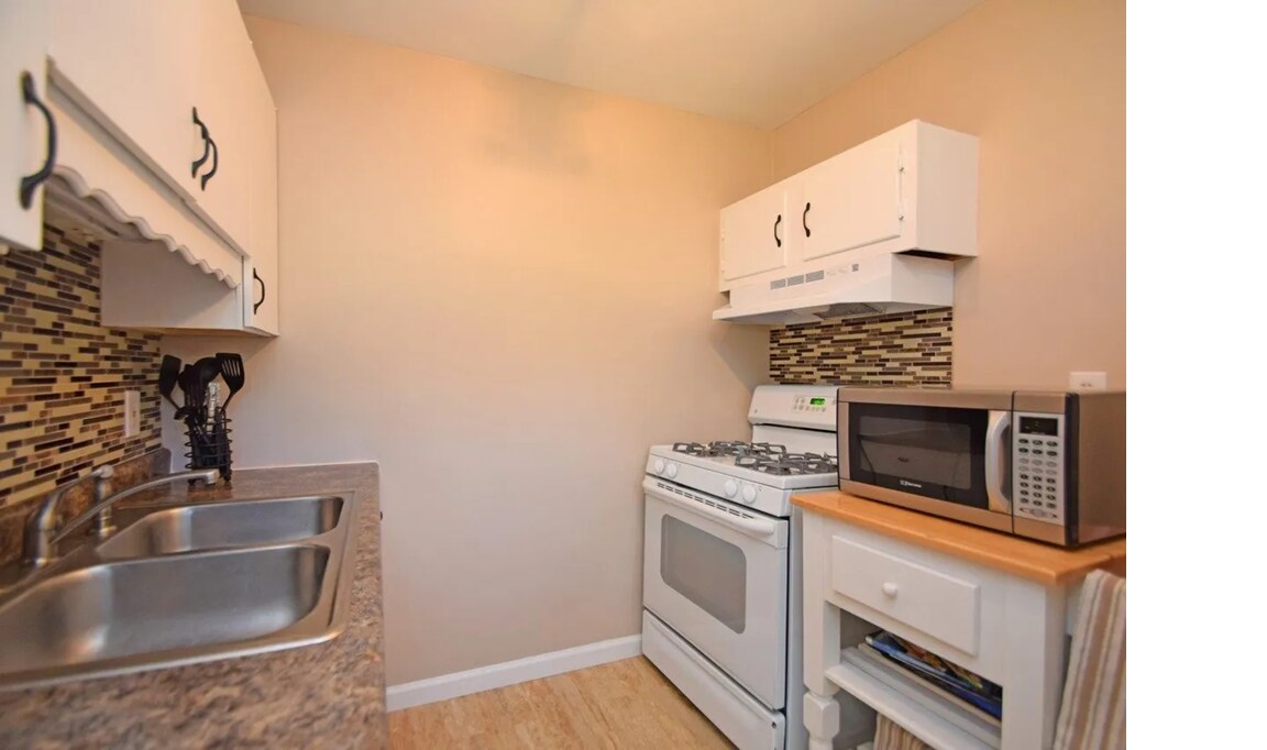 Cocina de galera - 4286 Selby Ct