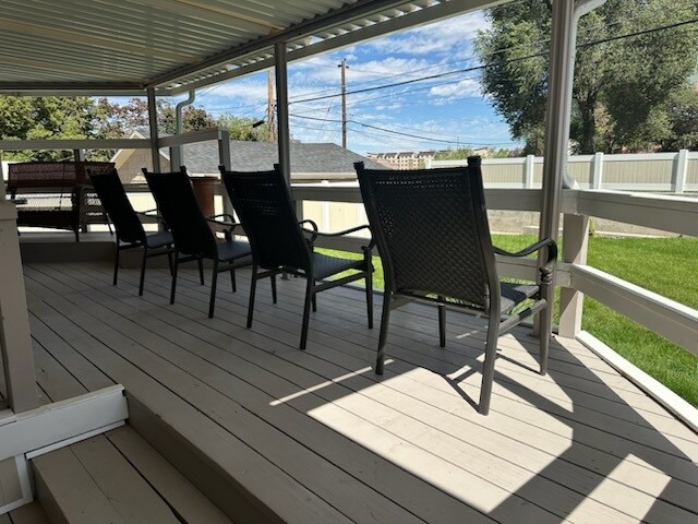 Deck - 329 E Saunders St