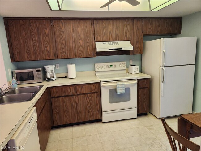 Building Photo - 980 Palm View Dr