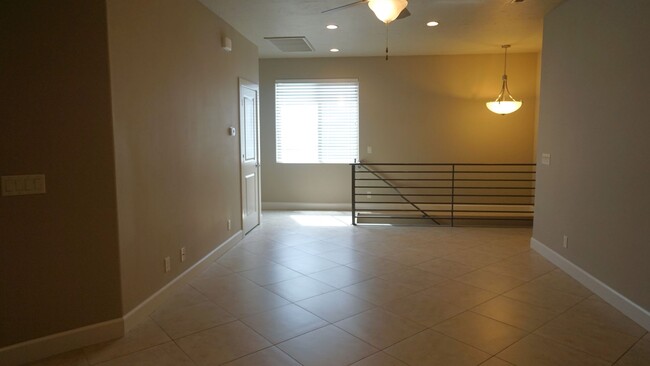 Building Photo - 3 Bed 2.5 Bath Duplex!