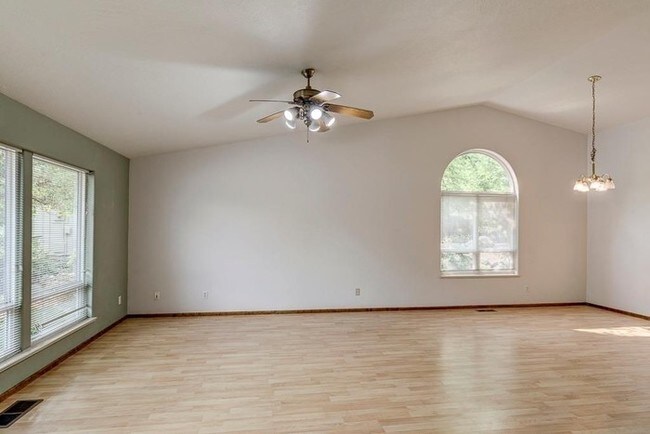 Foto del edificio - 1057 Oak Knoll Dr