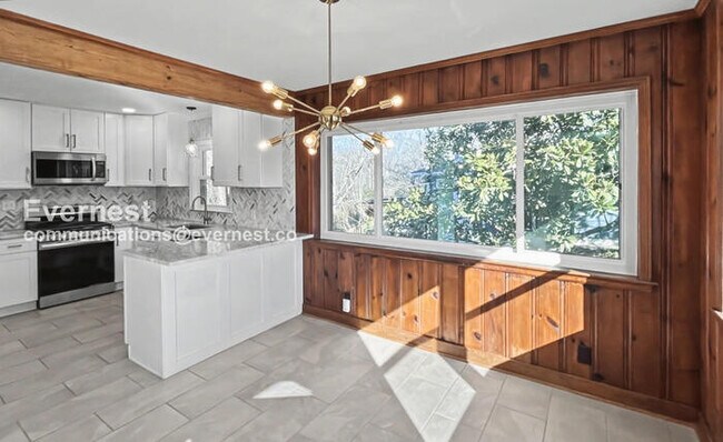 Foto del edificio - 3 Bed, 2 Bath Home with Fenced Yard / Pet-Friendly / Available Now!