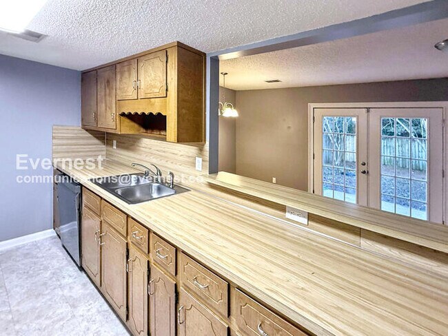 Building Photo - 3 Bed, 1.5 Bath Townhome with Fenced Yard / Available Now!