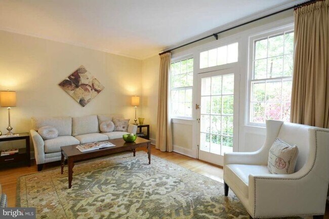 Foto del edificio - Beautiful 3 Bedroom Abode w/ Bountiful Yar...