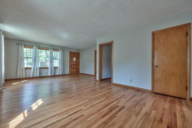 Building Photo - 2435 S 47th St