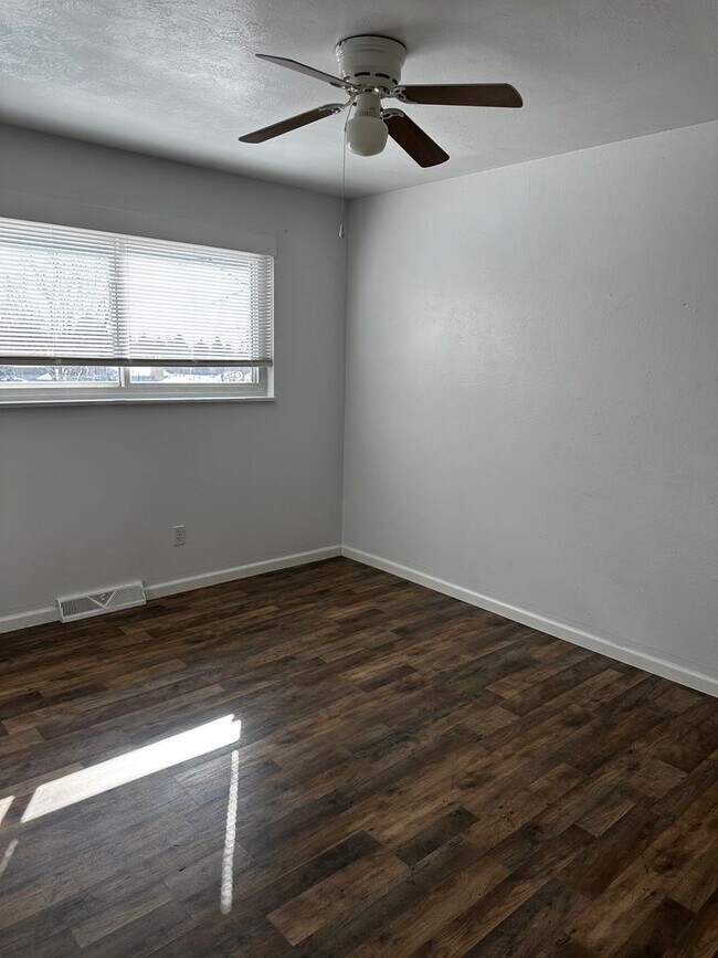 Foto del edificio - READY NOW!! Fantastic 4-bedroom,2 bath 1 car garage!