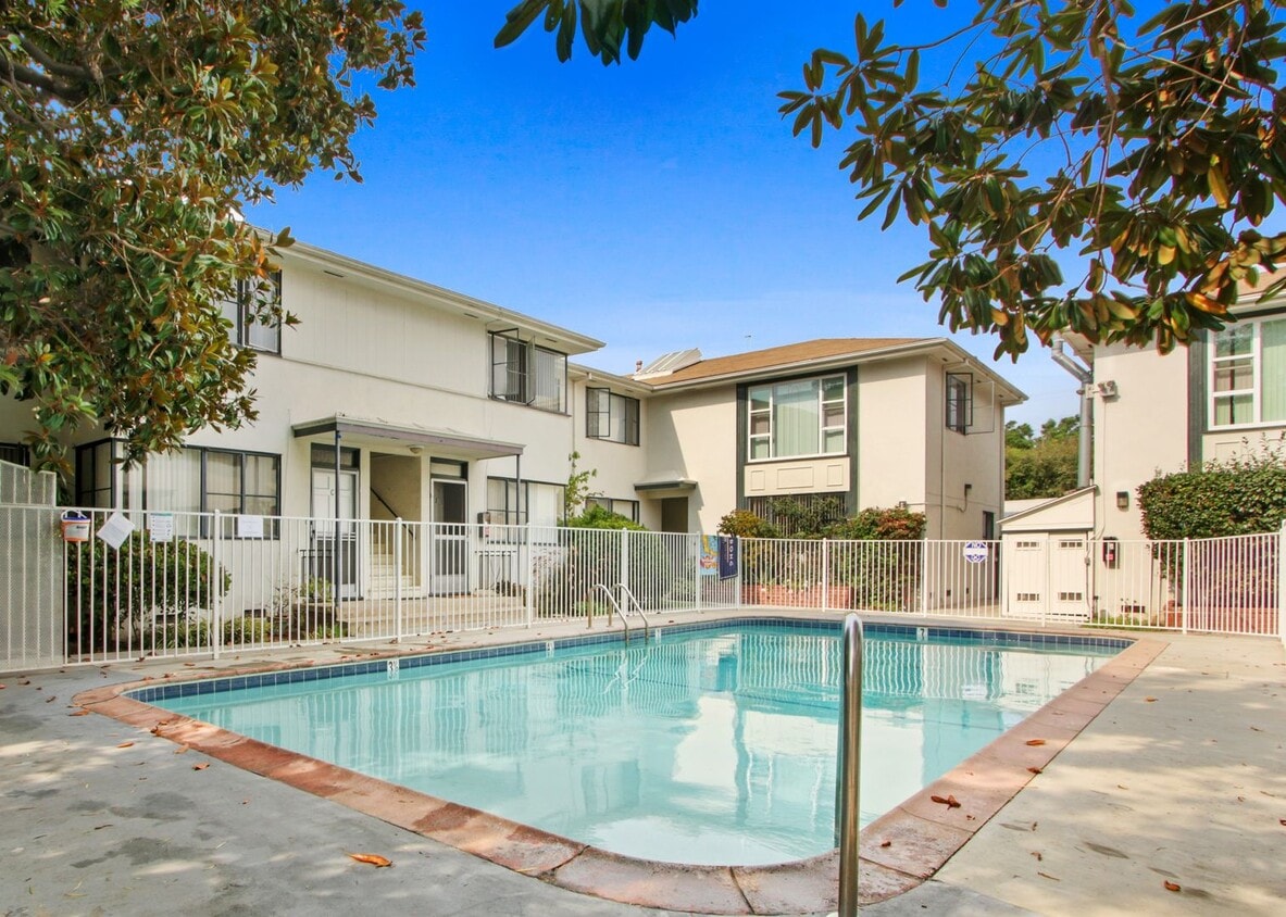 Foto del edificio - 3144-3152 S. Barrington Ave in Mar Vista - Has a Pool!