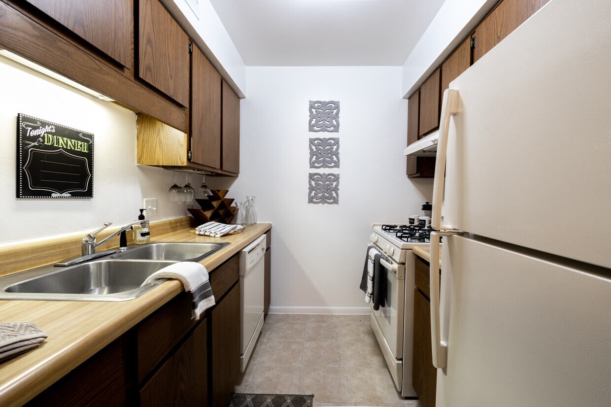 Cocina de 2 habitaciones en University Park Apartments - University Park