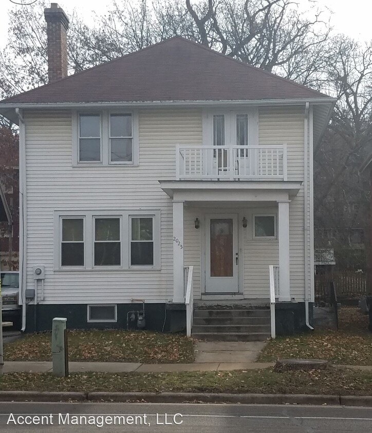 Foto principal - 5 br, 2.5 bath House - 2025 University Ave