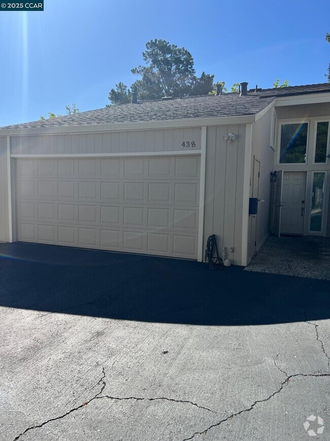 Building Photo - 438 Ridgeview Dr