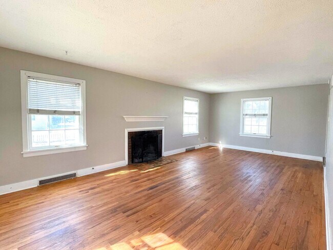 Building Photo - 3 Bedroom 1 Bath on .72 acres