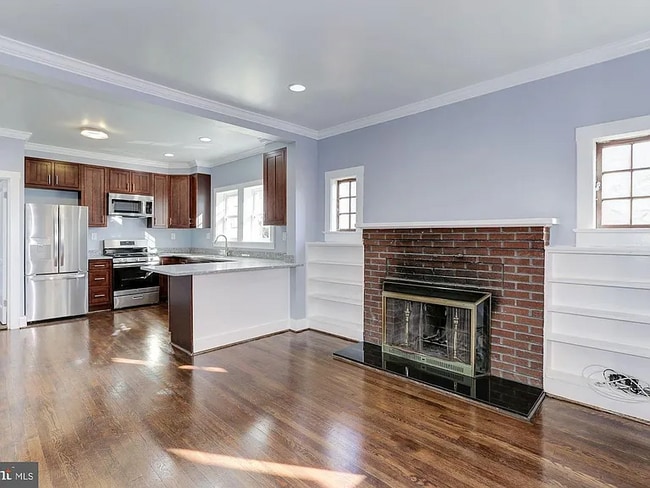 Building Photo - 811 Thayer Ave