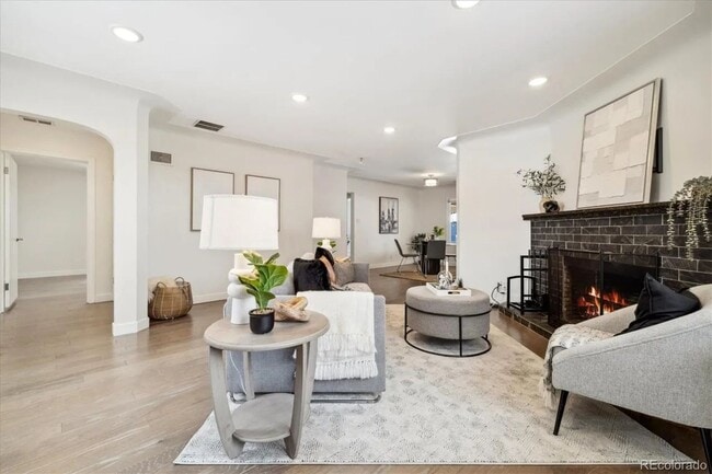 Building Photo - 3233 Ivanhoe St